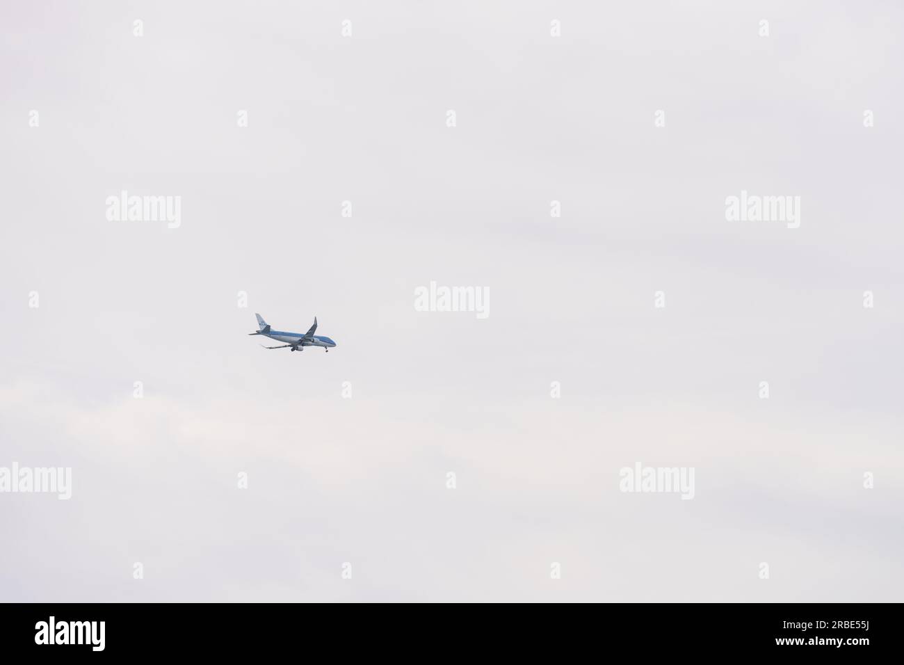Nizza, Frankreich - 8. März 2023: Flugzeug KLM Royal Dutch Airlines Cityhopper Embraer 175 nähert sich dem Flughafen Cote dAzur an, Redaktionsreise Stockfoto
