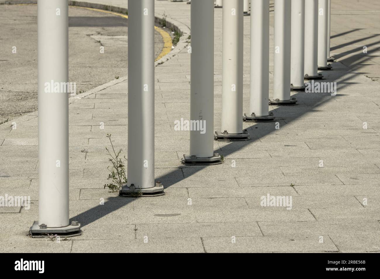 Reihe von Pfosten auf Bodenhöhe mit Befestigungsmuttern Stockfoto