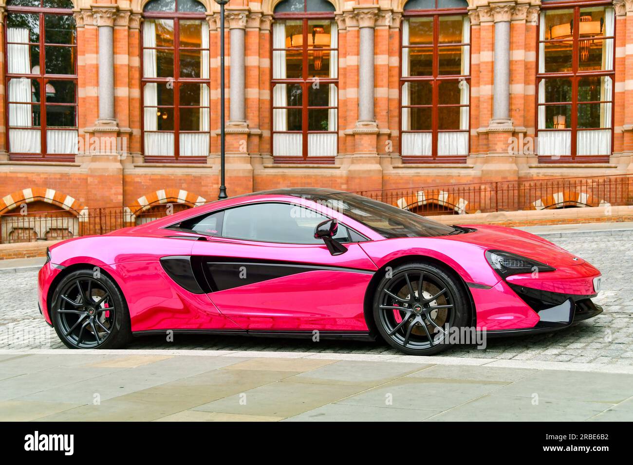 London, England, Vereinigtes Königreich - 27. Juni 2023: McLaren 540C Supercar parkt vor dem Bahnhof St Pancras im Zentrum von London. Stockfoto