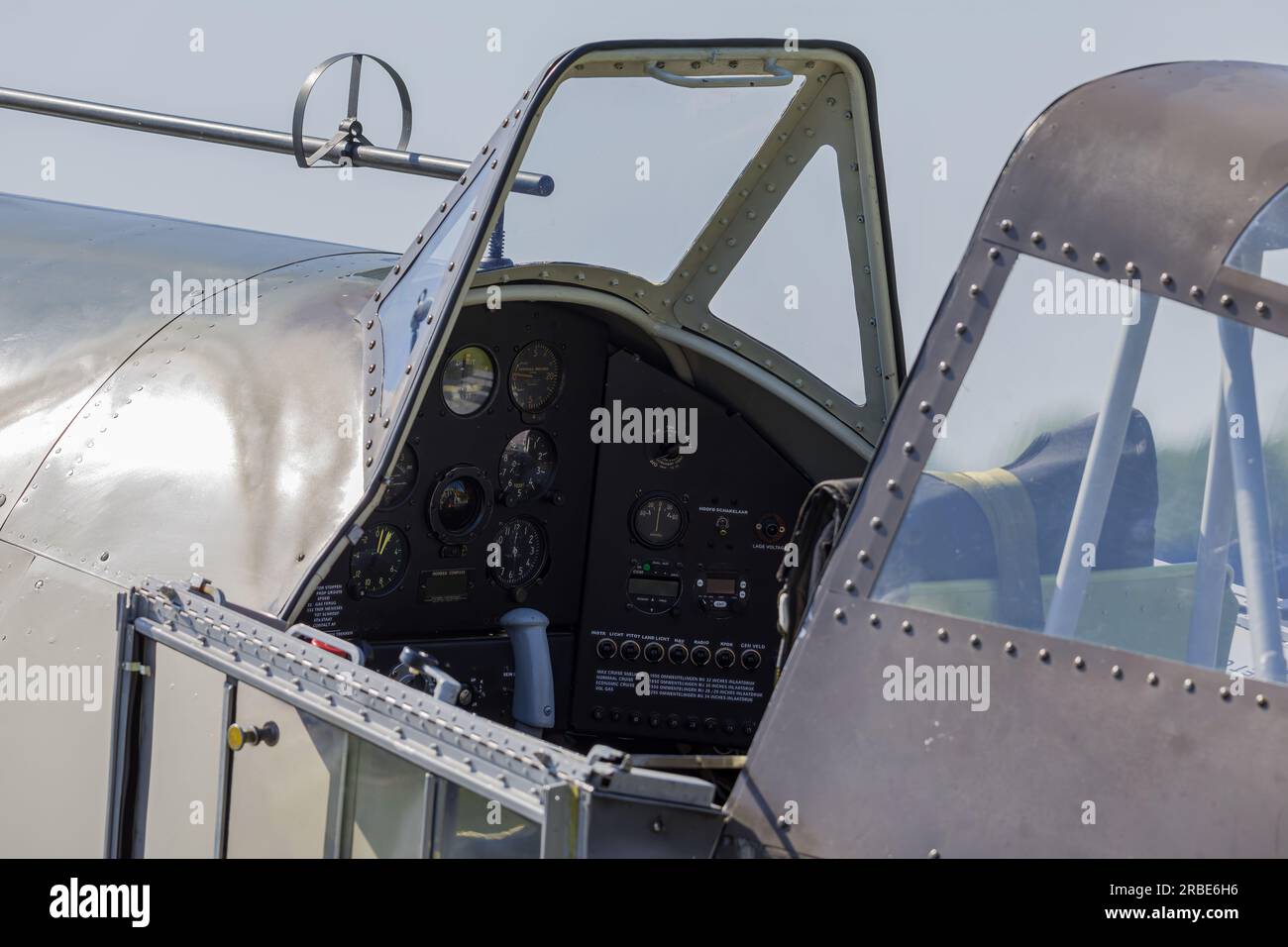 Hoogeveen, Niederlande JUL 8 2023: Cockpit of World war Two Vintage Dutch Warbird Fokker D.XXI oder D.21 Stockfoto