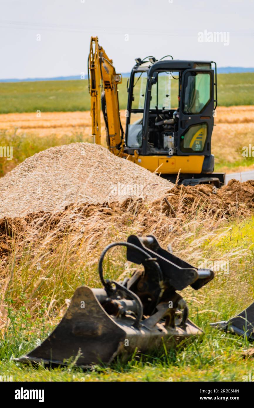 Minibagger und -Eimer, Außenarbeiten Stockfoto