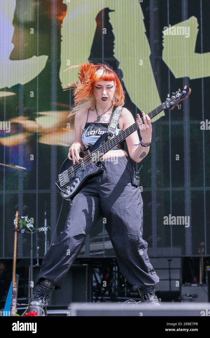 Glasgow, Großbritannien. 09. Juli 2023. Crawlers Rock Band eröffnete am dritten und letzten Tag des TRNSMT Music Festivals Glasgow Green Glasgow, Schottland, Großbritannien. Crawlers ist eine britische Rockband aus Liverpool, die 2018 gegründet wurde. Ihr Song „Come over“ wurde Ende 2021 auf TikTok verbreitet. Seitdem ist die Band sehr erfolgreich, reist um die Welt und schafft eine wachsende Fanbasis. Kredit: Findlay/Alamy Live News Stockfoto