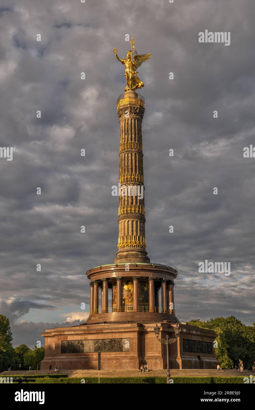 Die Siegessäule in Berlin, Deutschland. Denkmal mit der Statue von Victoria, der römischen Siegessgöttin. Stockfoto