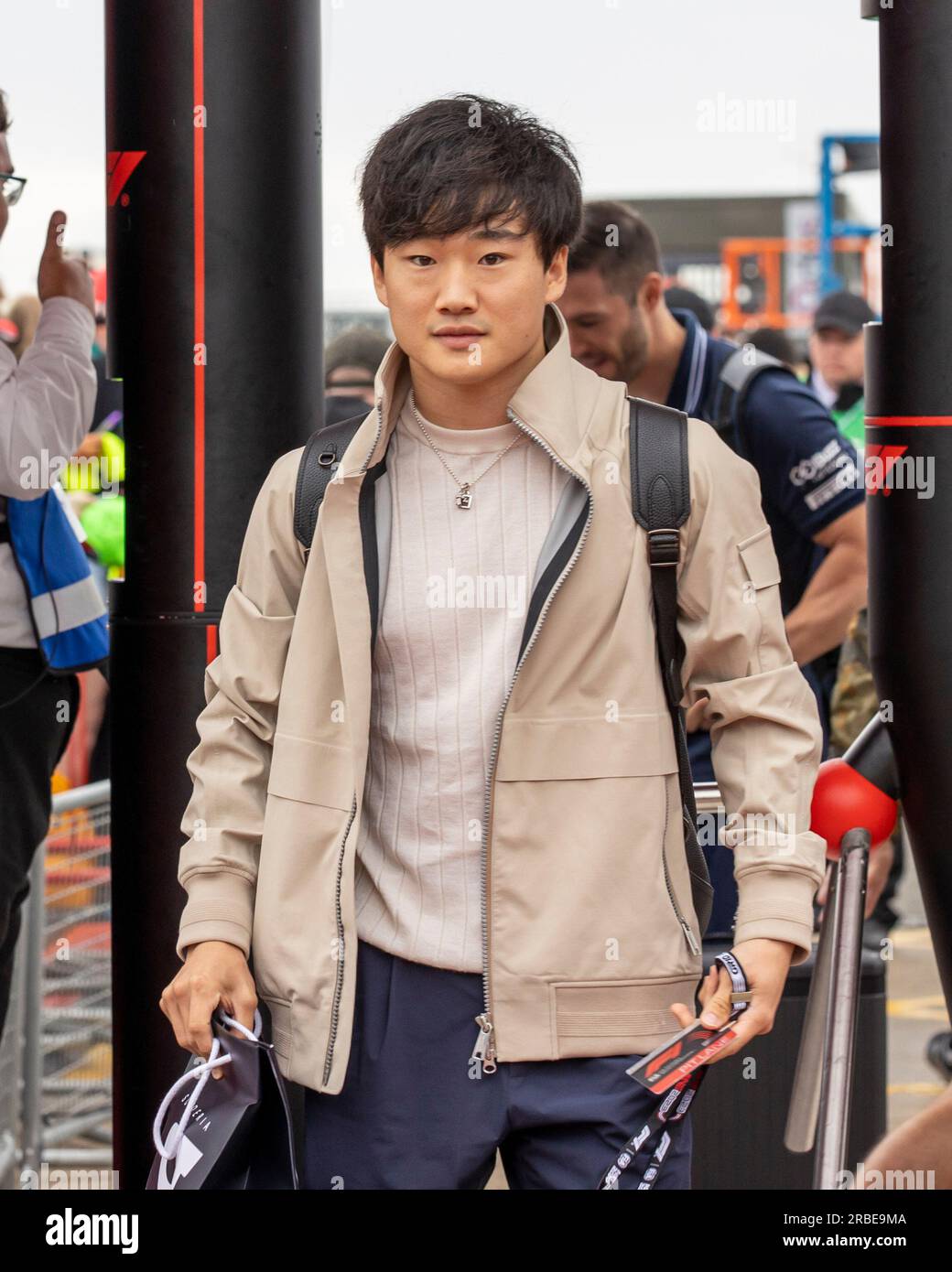 9. Juli 2023: Silverstone Circuit, Northamptonshire, England: Formel 1 2023 Aramco F1 Grand Prix: Renntag; Scuderia Alpha Tauri Fahrer Yuki Tsunoda kommt in Silverstone an Stockfoto