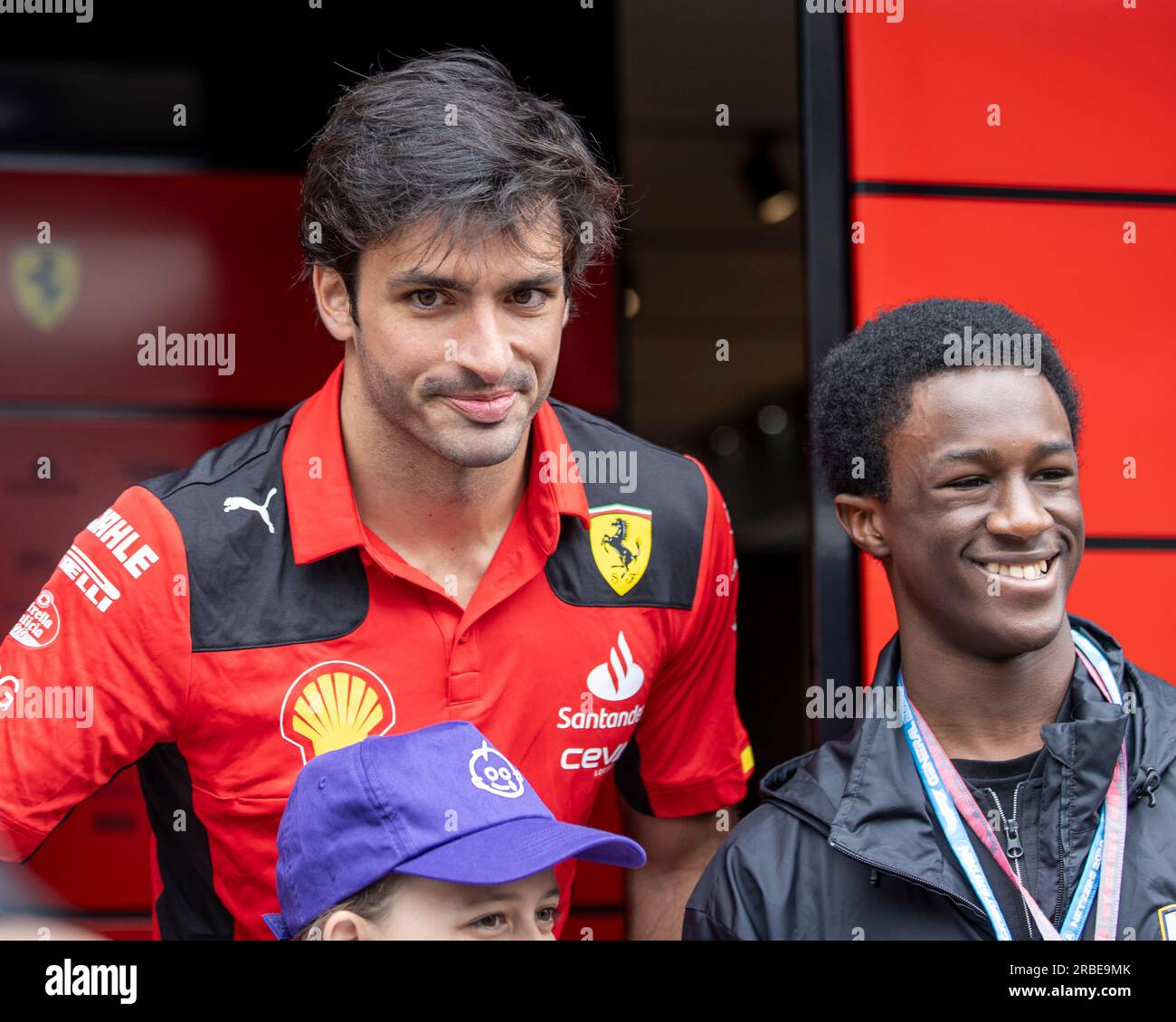 9. Juli 2023: Silverstone Circuit, Northamptonshire, England: Formel 1 2023 Aramco F1 Grand Prix: Renntag; Scuderia Ferrari Fahrer Carlos Sainz posiert mit Fans Stockfoto