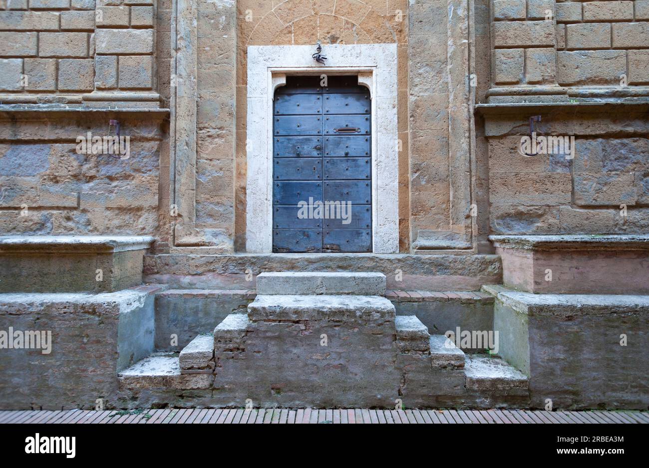 Renaissance-Eleganz geht aus dem hölzernen Eingang des Palazzo Piccolomini hervor Stockfoto