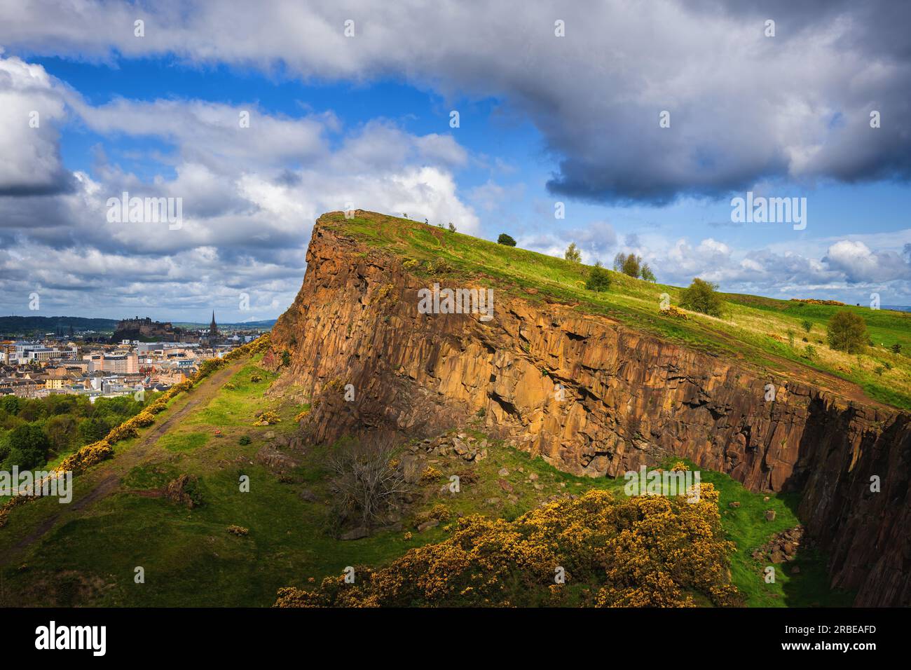 Die sonnigen Klippen von Salisbury Crags, die malerische Landschaft des Holyrood Park in Edinburgh, Schottland, Großbritannien. Stockfoto