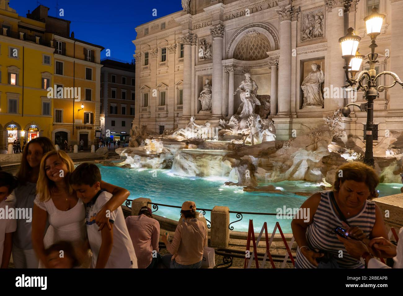 Menschen am Trevi-Brunnen (Fontana di Trevi) bei Nacht in Rom, Italien. Legendäres Wahrzeichen im Barockstil aus dem Jahr 1762. Stockfoto