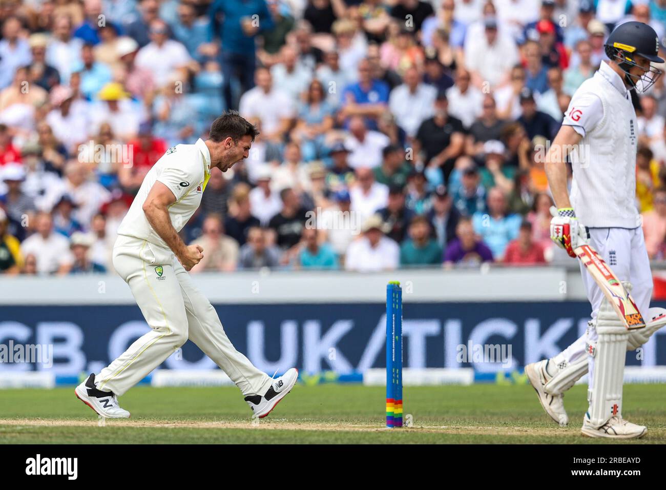 Leeds, England. 9. Juli 2023. Australiens Mitchell Marsh feiert die Entlassung von Englands Zak Crawley während des dritten Ashes-Tests in Headingley. Das Bild sollte lauten: Ben Whitley/Alamy Live News. Stockfoto