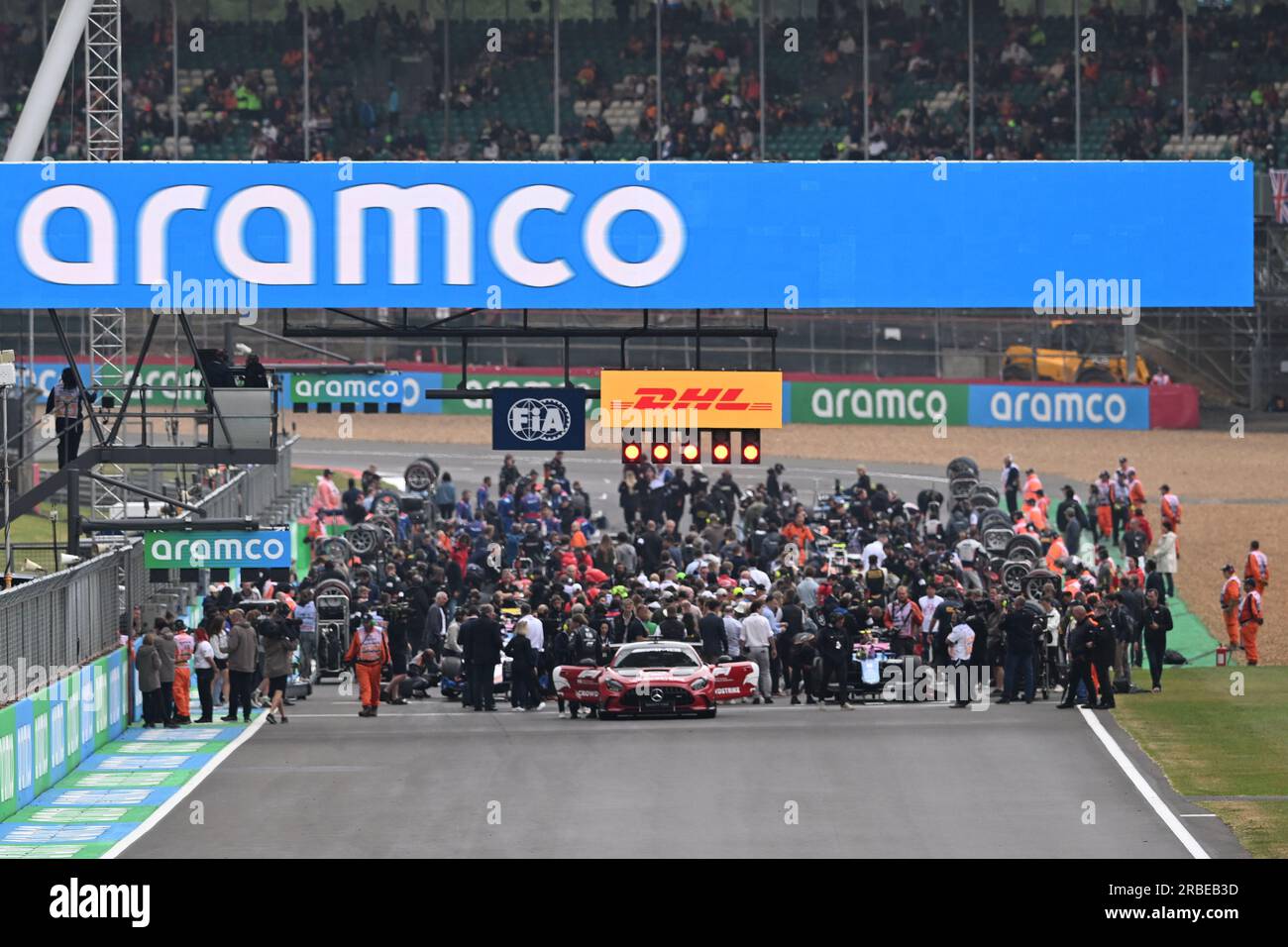 9. Juli 2023: Silverstone Circuit, Northamptonshire, England: Formel 1 2023 Aramco F1 Grand Prix: Renntag; Autos bereiten sich auf den Start des F2-Rennens vor Stockfoto