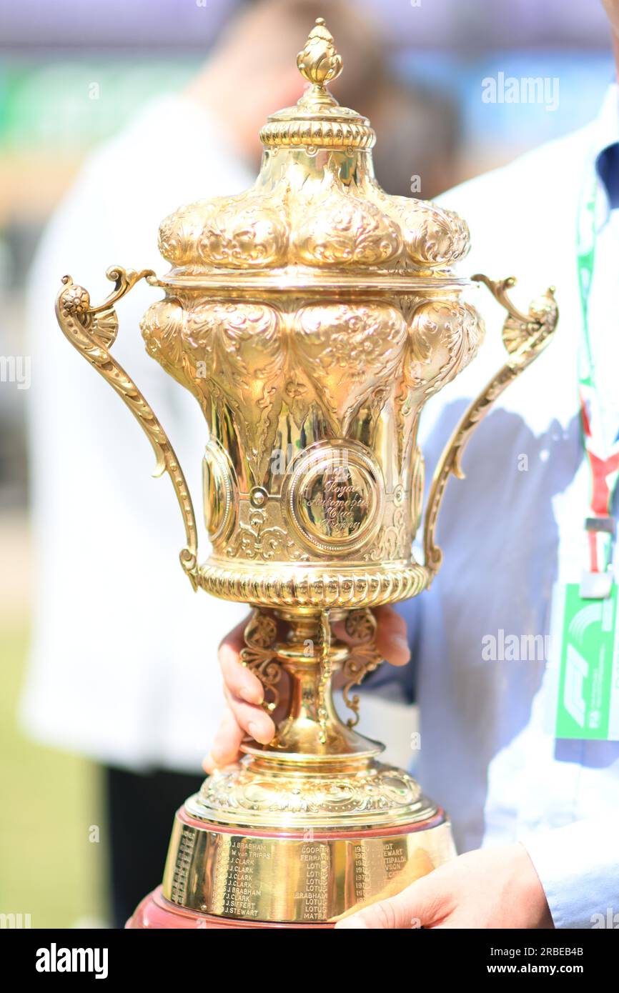 9. Juli 2023: Silverstone Circuit, Northamptonshire, England: Formel 1 2023 Aramco Grand Prix F1: Wettkampftag; die Trophäe des Großen Preises von Großbritannien Stockfoto