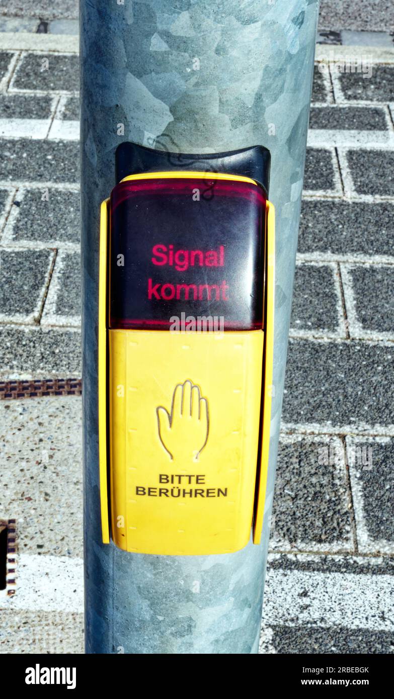 Taste an einer Ampel auf Abruf, um die Fußgängerverkehrsampel auf grün zu schalten, zeigt an, dass das Signal kommt Stockfoto