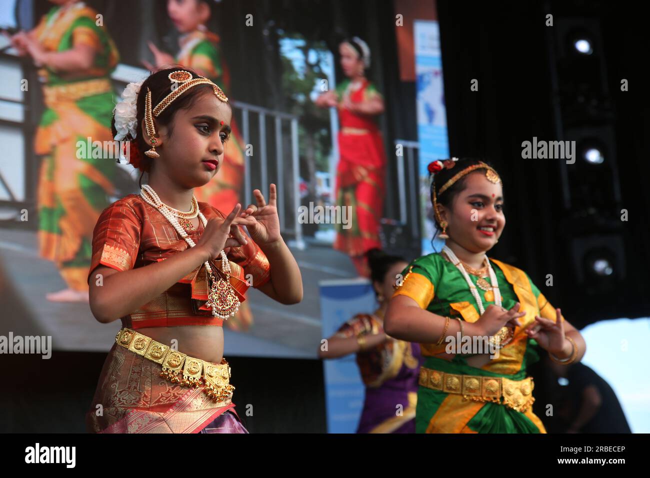 Markham, Kanada. 24. Juni 2023. Am 24. Juni 2023 führen Mädchen beim Taste of Asia Festival in Markham, Ontario, Kanada, einen klassischen indischen Bharatanatyam-Tanz auf. Das Festival ist das größte asiatische Festival Kanadas mit über 180.000 Teilnehmern pro Jahr. (Foto von Creative Touch Imaging Ltd./NurPhoto) Kredit: NurPhoto SRL/Alamy Live News Stockfoto