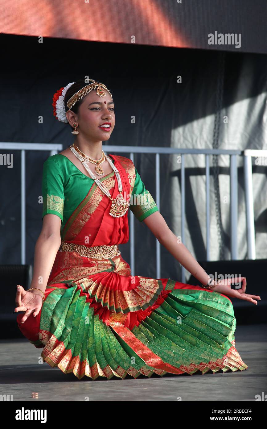 Markham, Kanada. 24. Juni 2023. Das Mädchen führt am 24. Juni 2023 beim Taste of Asia Festival in Markham, Ontario, Kanada, einen klassischen indischen Bharatanatyam-Tanz auf. Das Festival ist das größte asiatische Festival Kanadas mit über 180.000 Teilnehmern pro Jahr. (Foto von Creative Touch Imaging Ltd./NurPhoto) Kredit: NurPhoto SRL/Alamy Live News Stockfoto