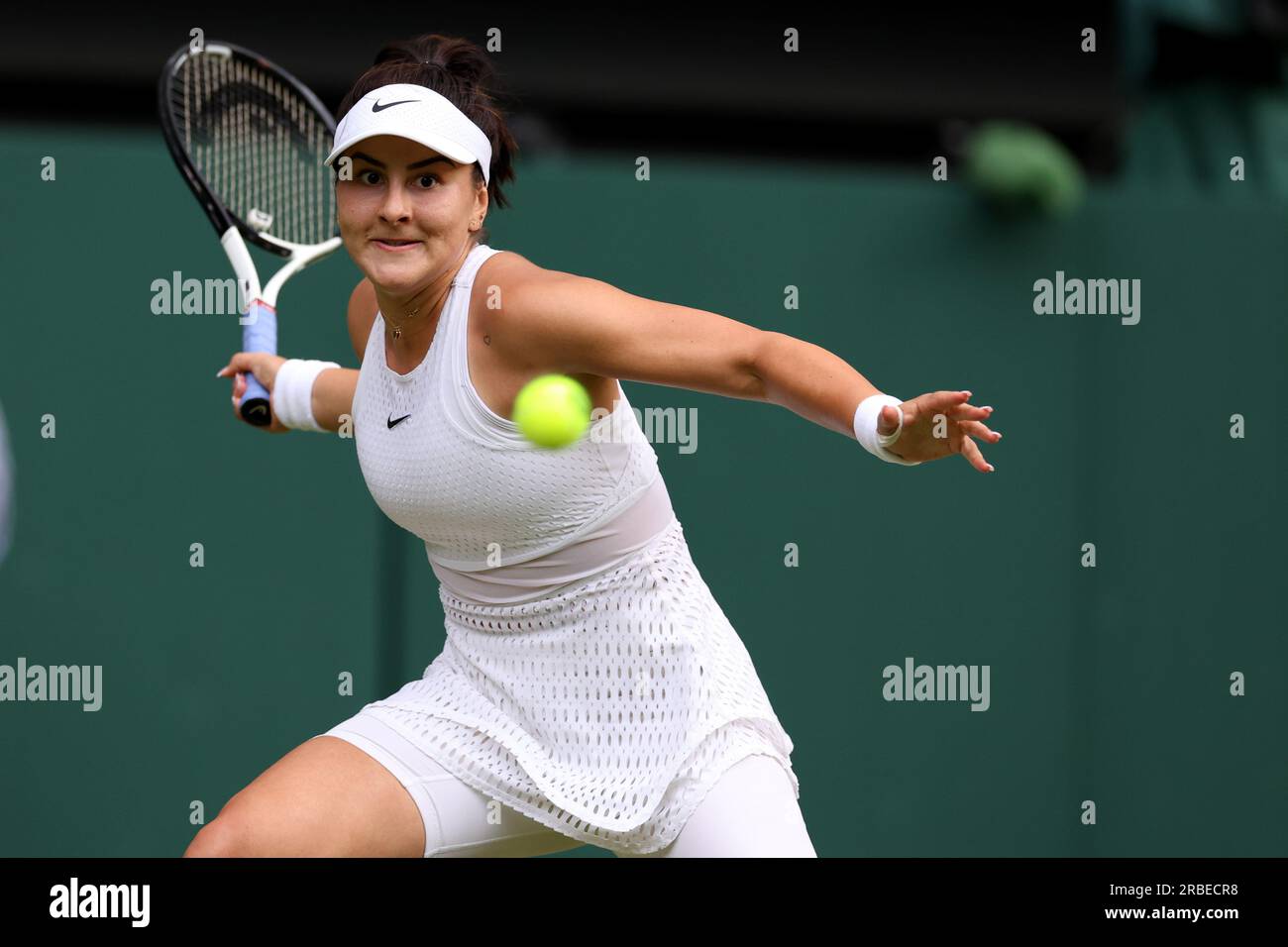 London, Großbritannien. 8. Juli 2023; All England Lawn Tennis and Croquet Club, London, England: Wimbledon Tennis Tournament; Bianca Andreescu während ihres Spiels mit Ons Jabeur Credit: Action Plus Sports Images/Alamy Live News Stockfoto