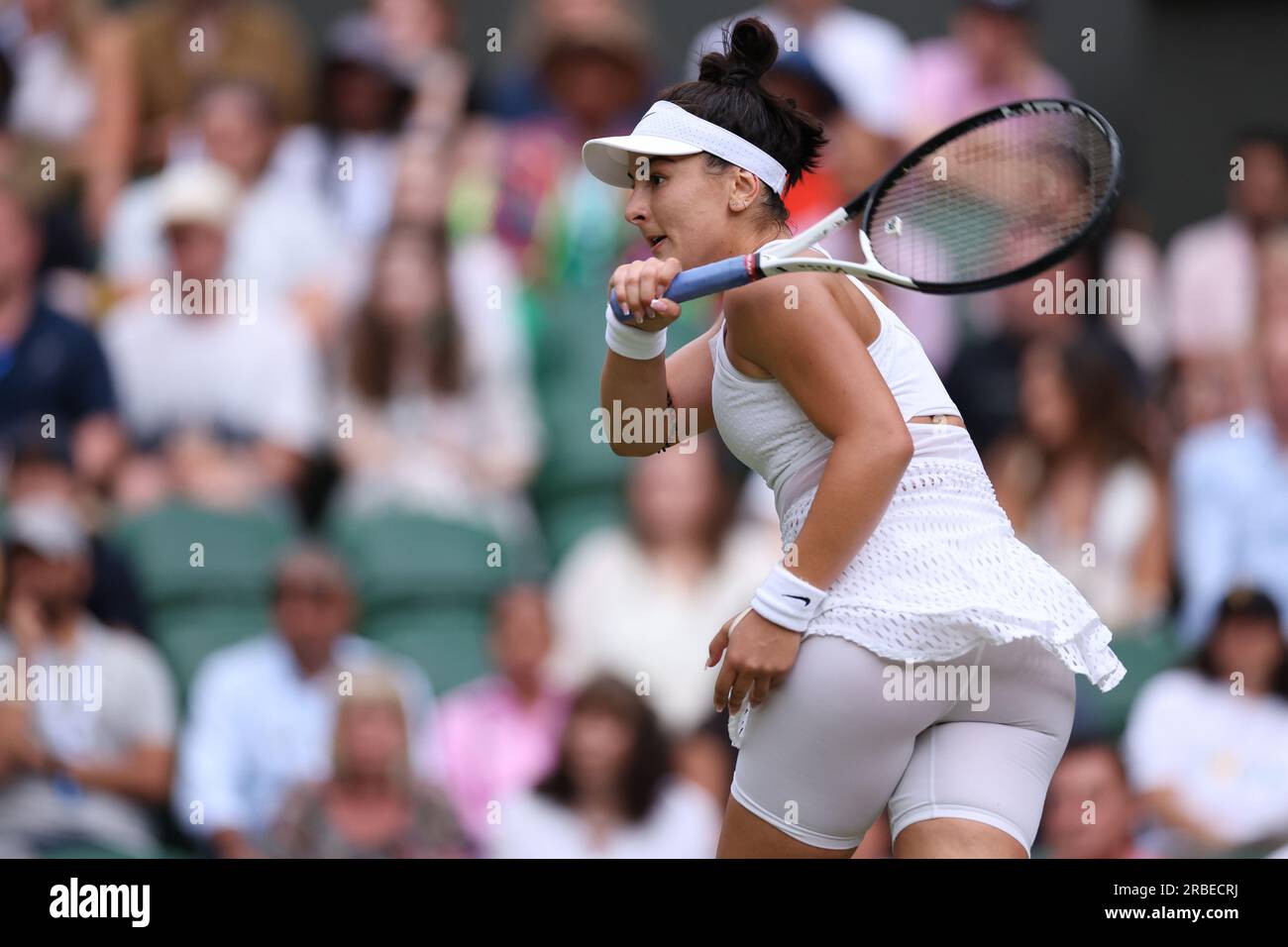 London, Großbritannien. 8. Juli 2023; All England Lawn Tennis and Croquet Club, London, England: Wimbledon Tennis Tournament; Bianca Andreescu während ihres Spiels mit Ons Jabeur Credit: Action Plus Sports Images/Alamy Live News Stockfoto