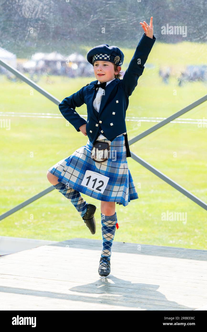 8. Juli 2023 Grant Park, Forres, Moray, Schottland. Hier ist der junge Highland Dancing für die Judges bei Forres Highland Games 2023 Stockfoto