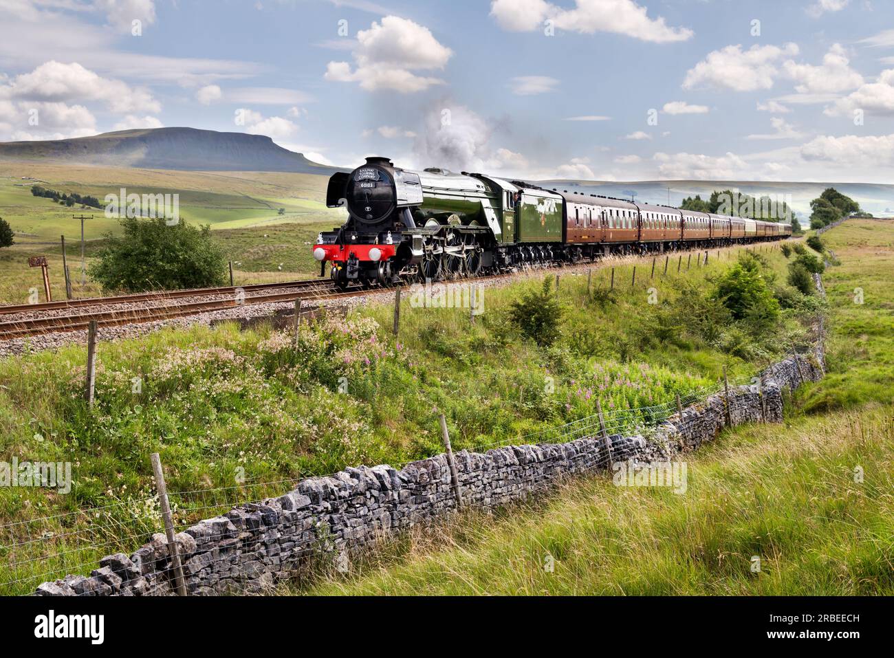 Settle-Carlisle Eisenbahnstrecke, North Yorkshire, Großbritannien. 9. Juli 2023 Der fliegende Schotte mit dem Waverley (York-Carlisle) Special. Hier an der Settle-Carlisle-Bahnlinie in Selside in der Nähe von Horton-in-Ribblesdale im Yorkshire Dales National Park. Die Spitze von Pen-y-gent ist im Hintergrund zu sehen. Dies ist einer der hundertjährigen Fliegenden Schotten-Runs, die im ganzen Land stattfinden. Kredit: John Bentley/Alamy Live News Stockfoto