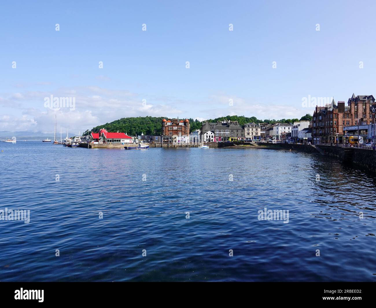 Die geschäftige Stadt Oban, die um die Bucht herum liegt und eine Auswahl an Gebäuden bietet, Argyll und Bute, Schottland, Großbritannien. Stockfoto