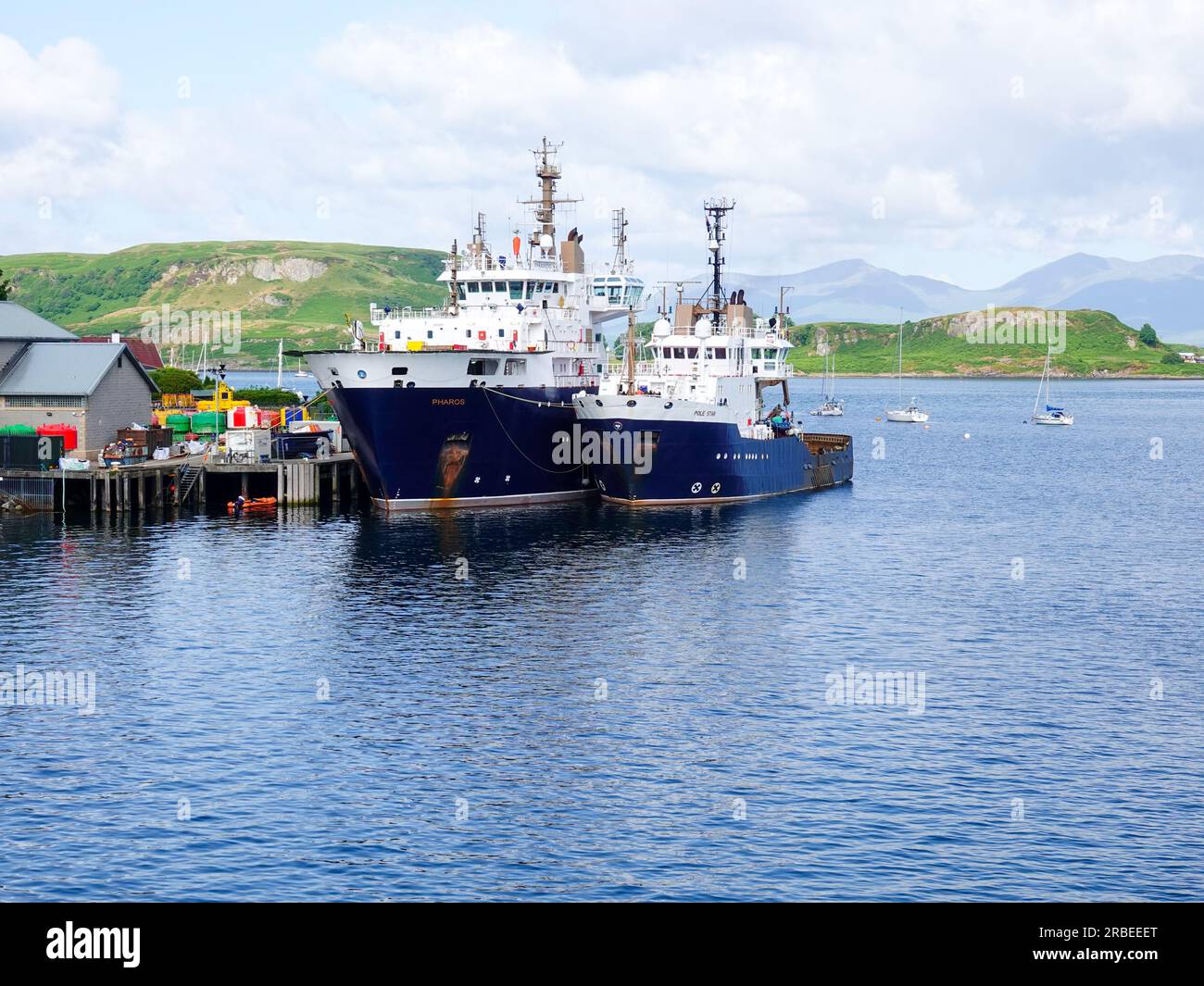 NLV Pharos und Pole Star, vom Northern Lighthouse Board betriebene Leuchtturmtender im Hafen von Oban, Argyll und Bute, Schottland, Vereinigtes Königreich. Stockfoto