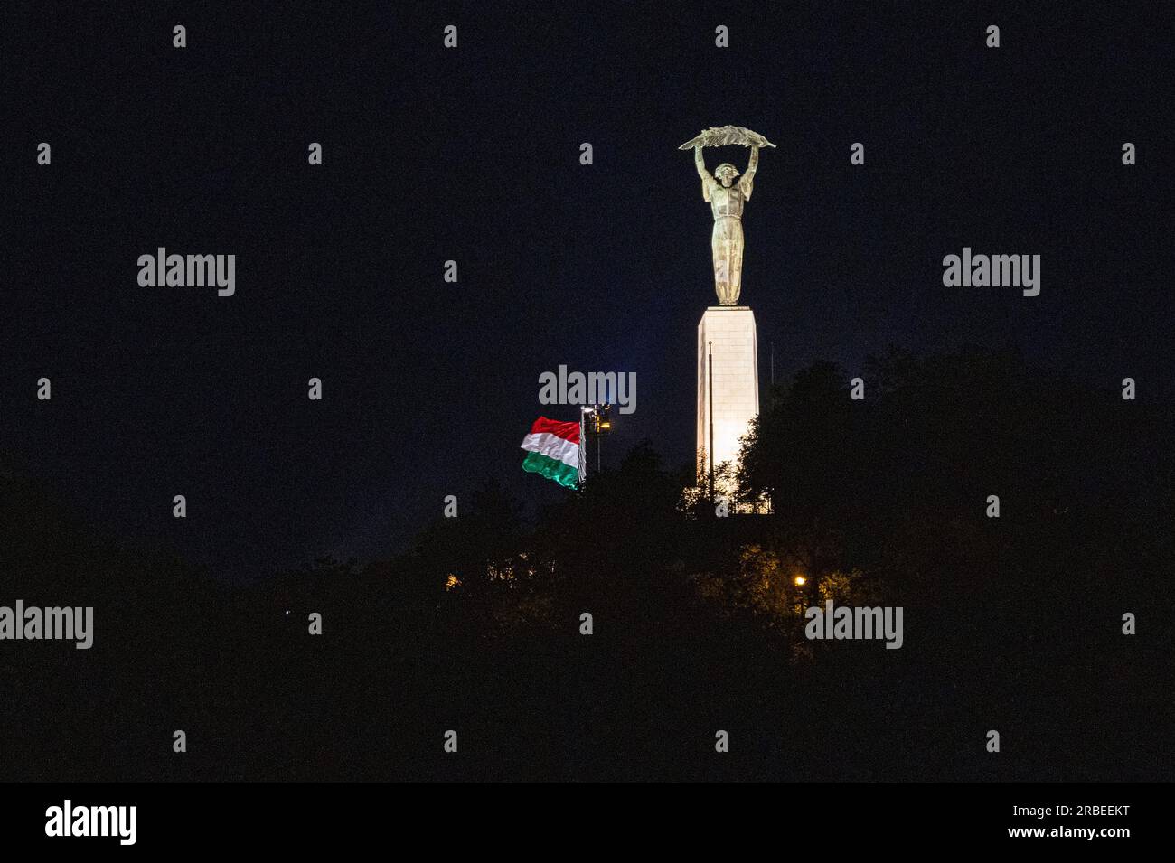 Die Freiheitsstatue und Nationalflagge in der Zitadelle, Buda, Ungarn Stockfoto