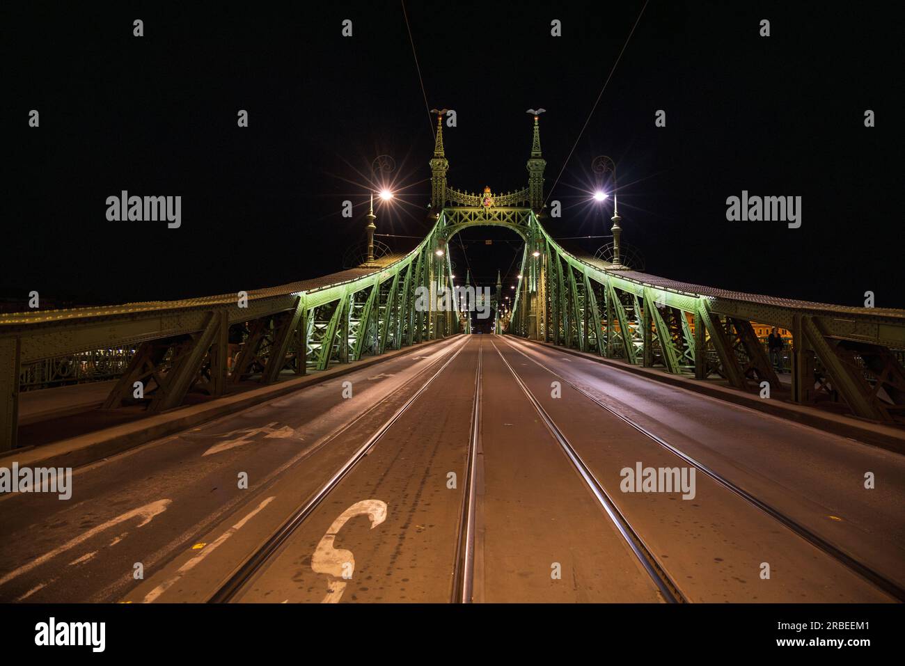 Die beleuchtete Freiheitsbrücke über der Donau zwischen Buda und Pest, Budapest, Ungarn Stockfoto