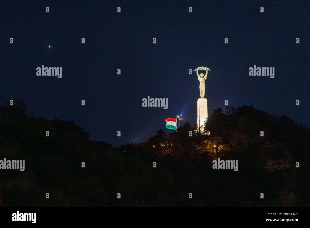 Die Freiheitsstatue und Nationalflagge in der Zitadelle, Buda, Ungarn Stockfoto