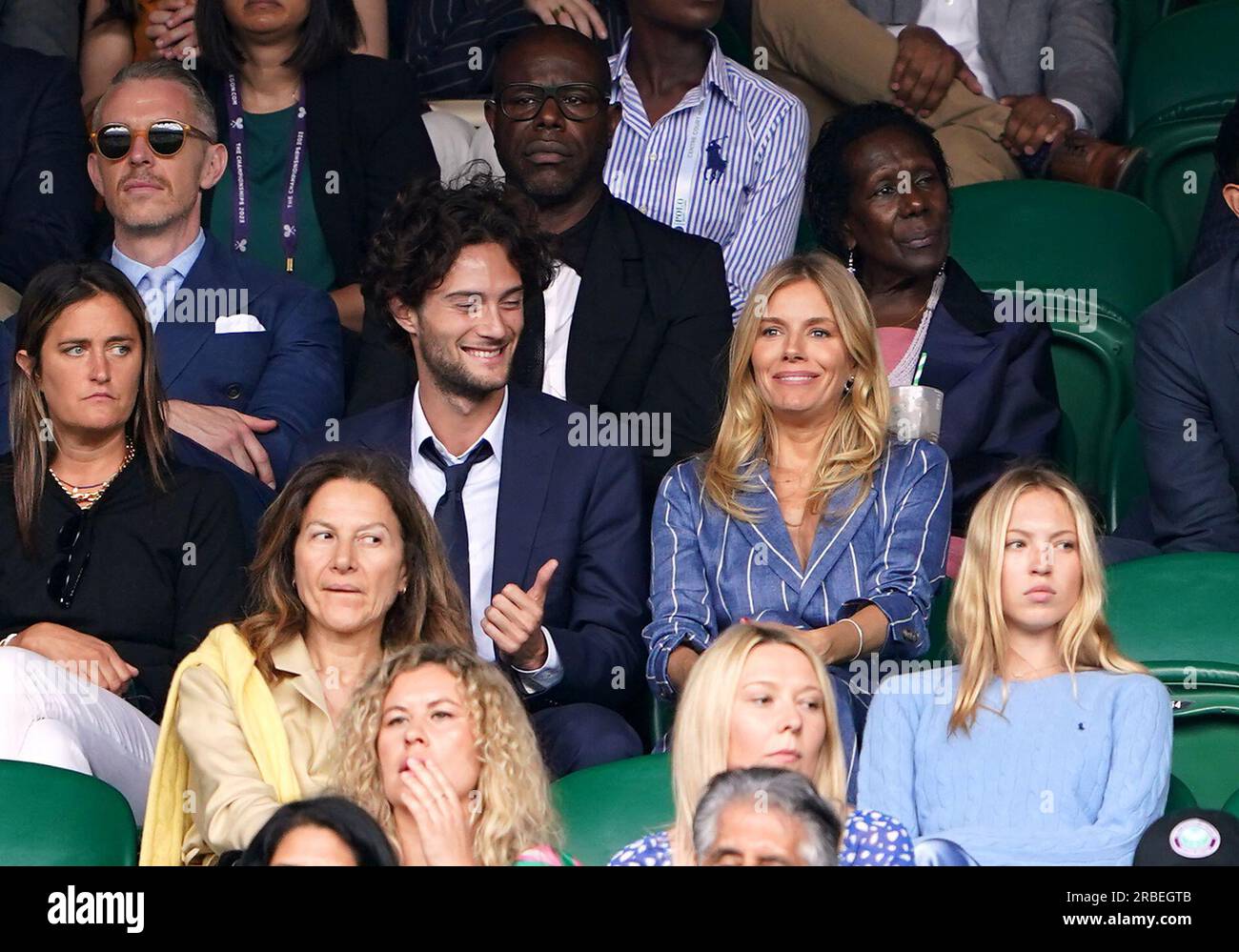 Sienna Miller und Oli Green auf den Tribünen am 7. Tag der Wimbledon Championships 2023 im All England Lawn Tennis and Croquet Club in Wimbledon. Foto: Sonntag, 9. Juli 2023. Stockfoto