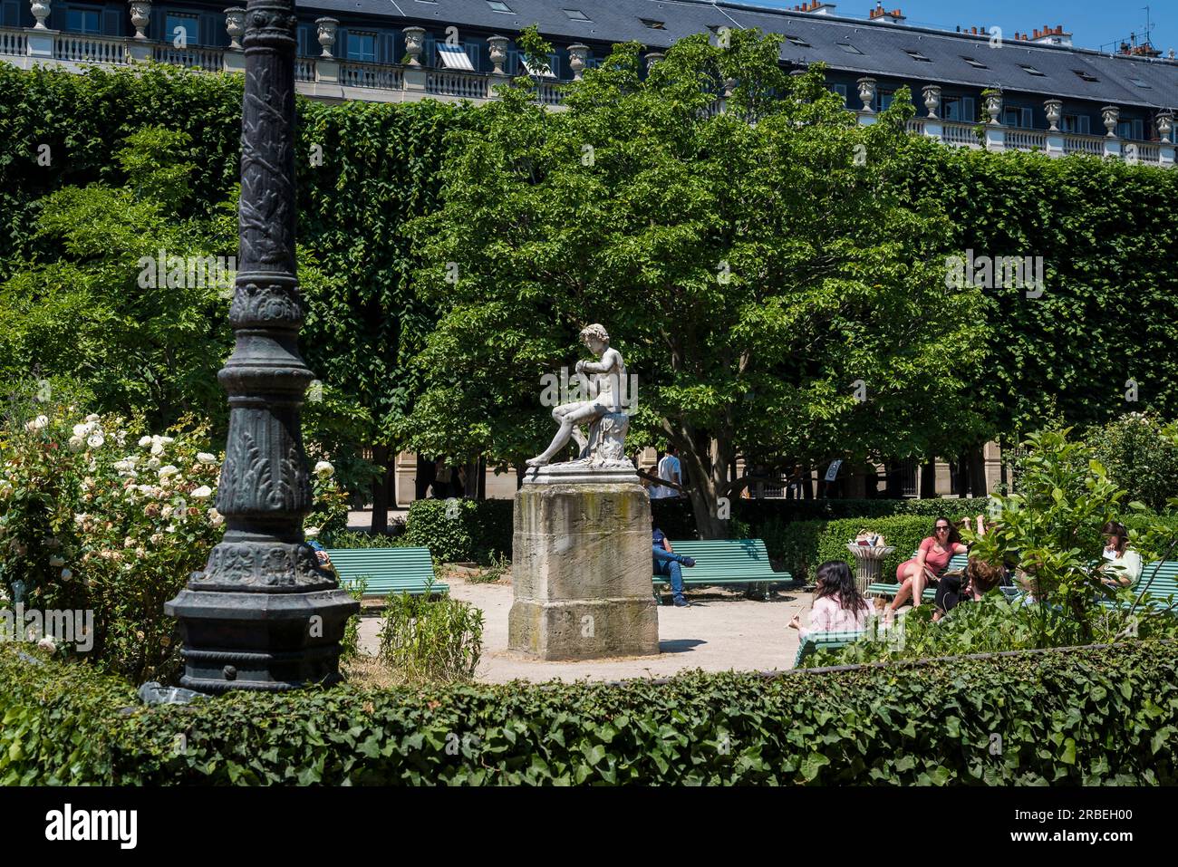 Gärten des Palais-Royal mit Skulpturen von Paul Lemoyne, dem Hirten und der Ziege, Palais-Royal, ein ehemaliger französischer Königspalast in der Rue Saint Stockfoto