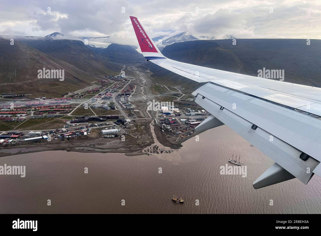 Foto vom Kabinenfenster eines Fluges einer norwegischen Fluggesellschaft, der am Flughafen Longyearbyen an Land geht Stockfoto