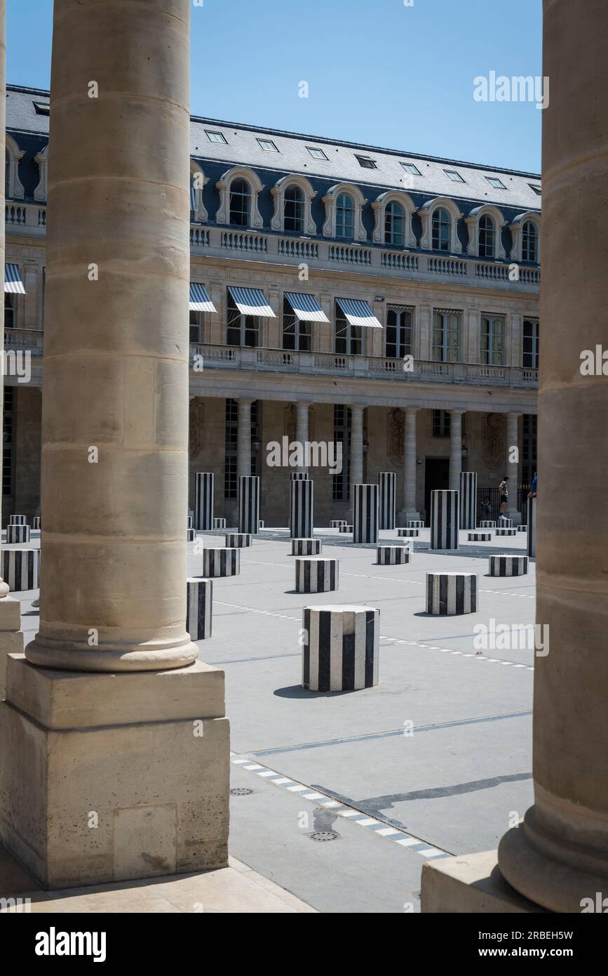 Courtyard of Honor, mit Montage der Säulen von Daniel Buren, Palais-Royal, einem ehemaligen französischen Königspalast in der Rue Saint-Honoré im 1. Stockfoto