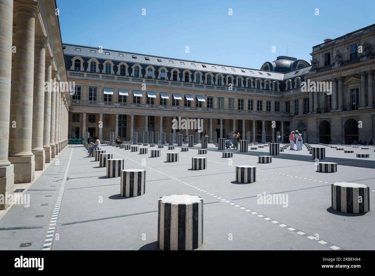 Courtyard of Honor, mit Montage der Säulen von Daniel Buren, Palais-Royal, einem ehemaligen französischen Königspalast in der Rue Saint-Honoré im 1. Stockfoto