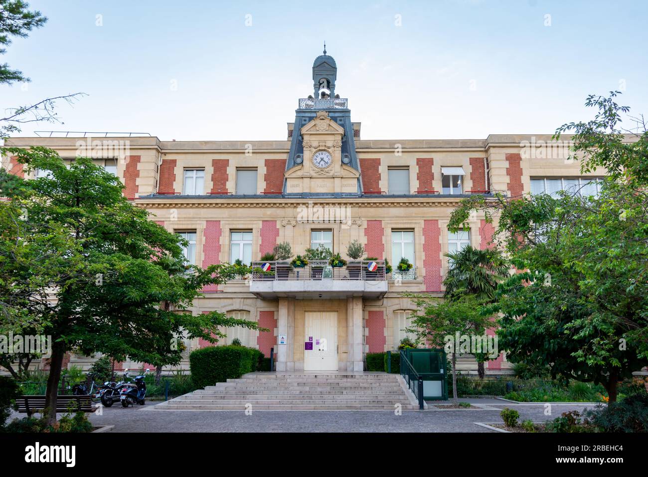 Außenansicht des Rathauses von Alfortville, Frankreich. Alfortville ist eine Stadt im Departement Val-de-Marne in der Region Île-de-France Stockfoto