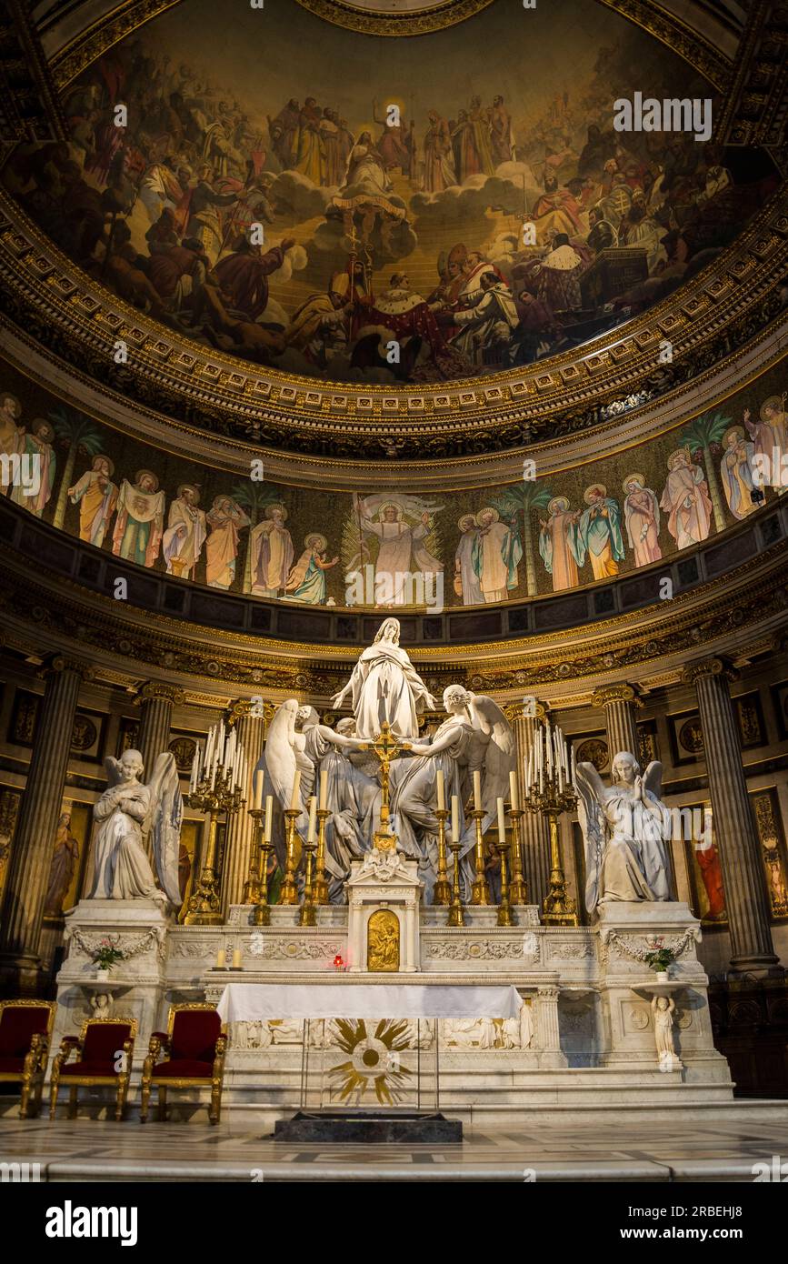 „Das Ecstasy von Maria Magdalena“ von Carlo Marochetti und das Mosaik „Christentum Frankreichs“ in der Kuppel, der Kirche La Madeleine, die Anfang des 19. Jahrhunderts erbaut wurde Stockfoto