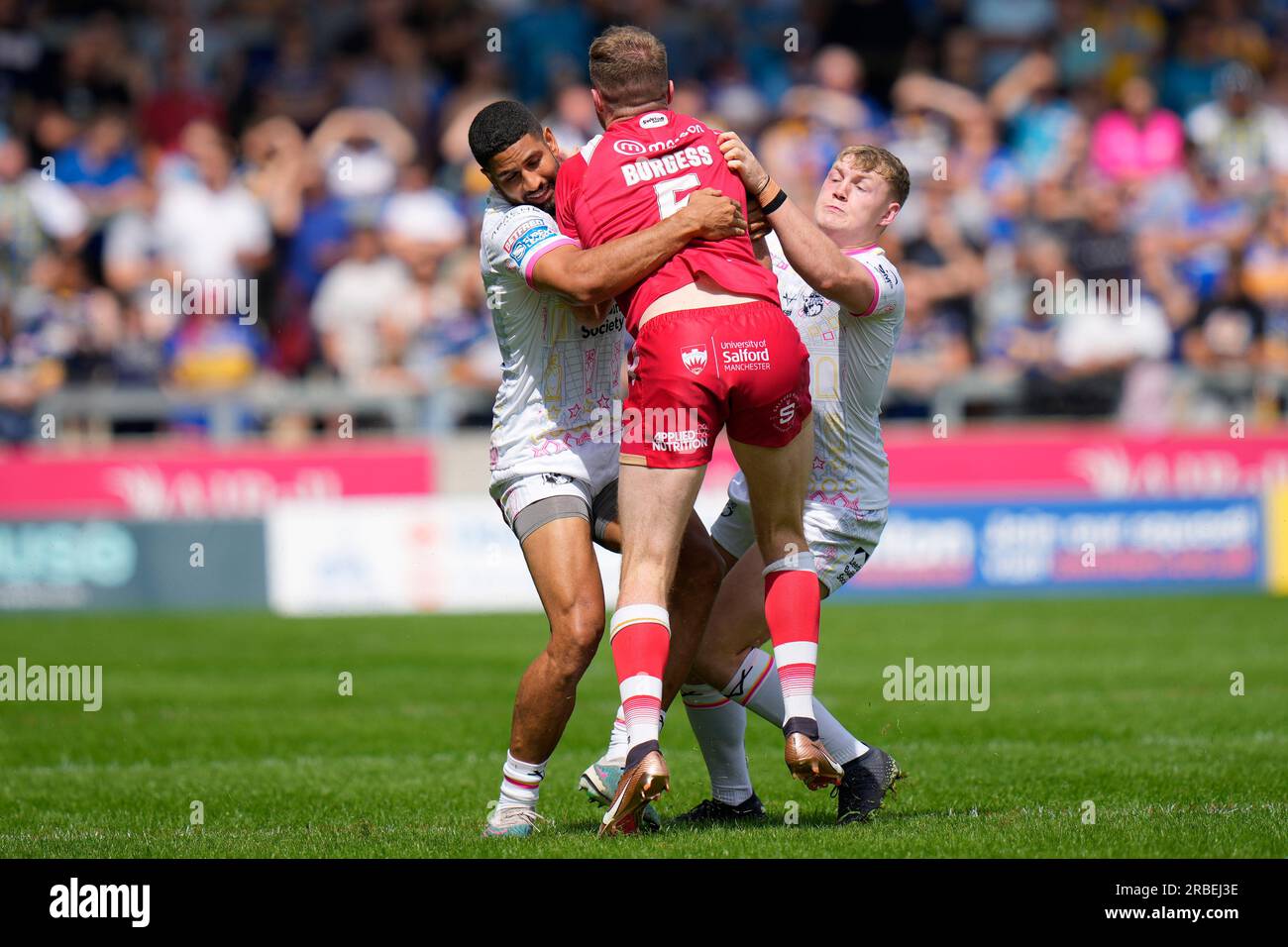 Nene Macdonald #4 von Leeds Rhinos und James McDonnell #19 von Leeds Rhinos kämpfen gemeinsam gegen Joe Burgess #5 von Salford Red Devils während des Spiels Salford Red Devils gegen Leeds Rhinos in der Betfred Super League Runde 18 im AJ Bell Stadium, Eccles, Großbritannien, am 9. Juli 2023 (Foto von Steve Flynn/News Images) in Eccles, Großbritannien, 7/9/2023. (Foto: Steve Flynn/News Images/Sipa USA) Stockfoto