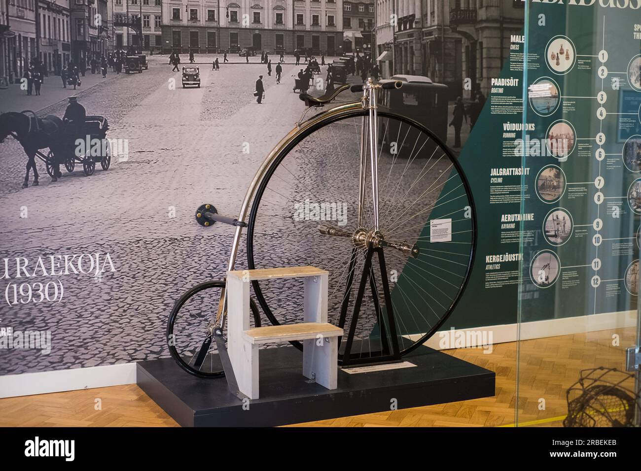 Tartu, Estland - 11. Juni 2023: Oldtimer-Großrad, Kopie des Fahrzeugs im Besitz von George Waller, Engländer, der Weltmeister in London wurde Stockfoto