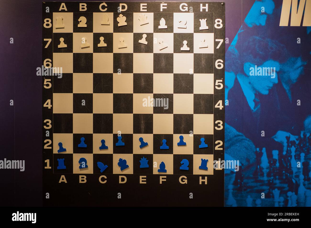 Tartu, Estland - 11. Juni 2023: Magnetisches Schachbrett an einer Wand. Lernen und Schachunterricht. Intellektuelle Spielerziehung. Stockfoto