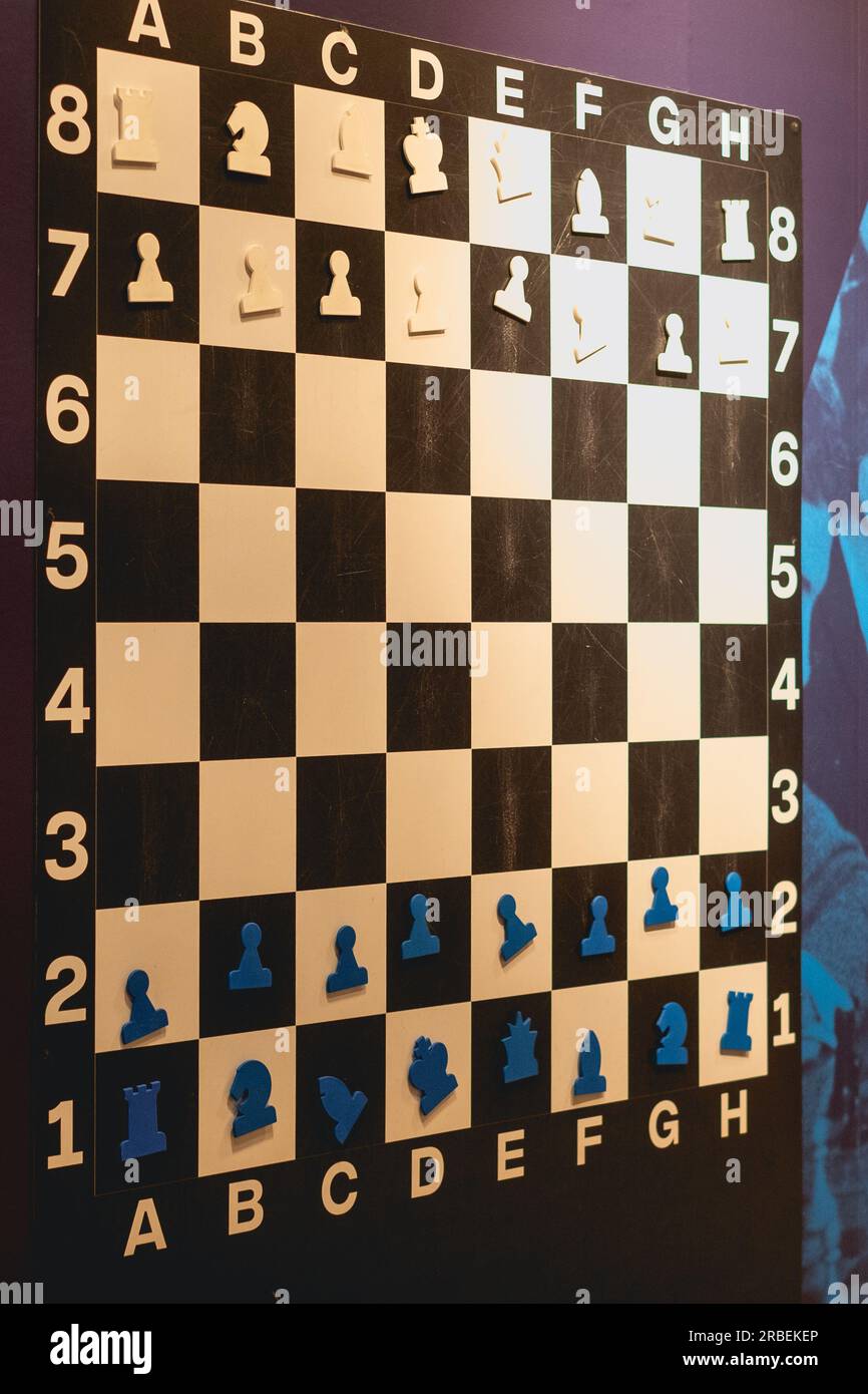 Magnetisches Schachbrett an einer Wand. Lernen und Schachunterricht. Intellektuelle Spielerziehung. Stockfoto