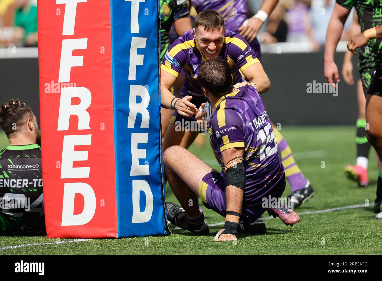 Newcastle, Großbritannien. 11. Juni 2023. Evan Simons von Newcastle Thunder feiert mit Ted Chapelhow von Newcastle Thunder, nachdem dieser Thunder am Sonntag, den 9. Juli 2023, beim BETFRED Championship Match zwischen Newcastle Thunder und Whitehaven RLFC im Kingston Park in Newcastle den zweiten Versuch gewann. (Foto: Chris Lishman | MI News) Kredit: MI News & Sport /Alamy Live News Stockfoto