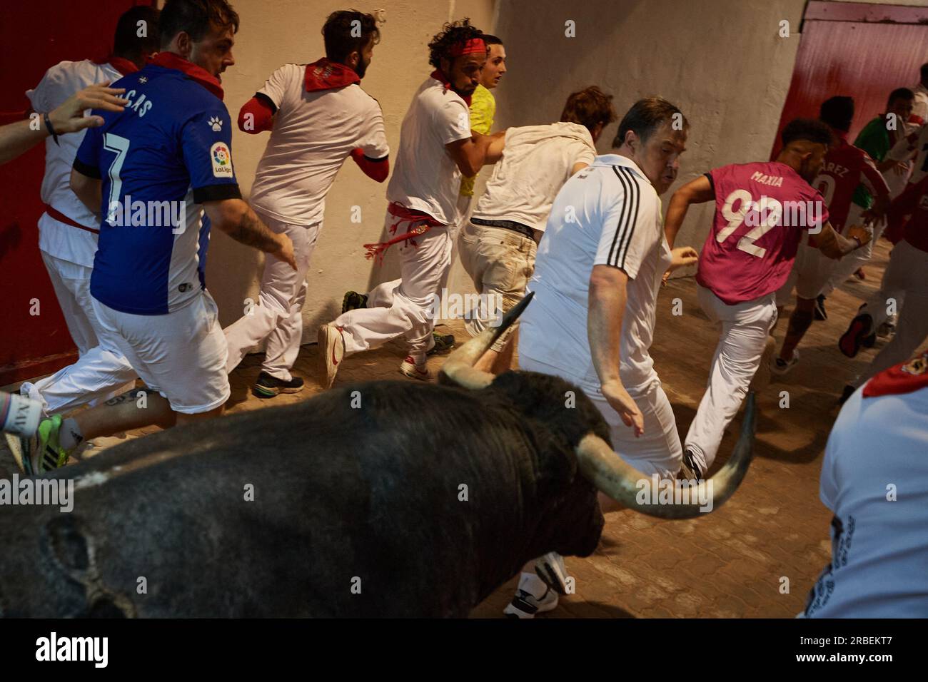 Pamplona, Spanien. 09. Juli 2023. Juan Pedro Lecuona läuft während der dritten Runde der Stiere der Feierlichkeiten von San Fermín 2023 vor einem 600 Kilo schweren Stier von der Cebada Gago Ranch. Dritte Runde der Stiere der San-Fermín-Feierlichkeiten in Pamplona. Sechs Bullen von der Cebada Gago Ranch liefen den „Mozos“ in einem Stierkampf voraus, der zwei Minuten und vierzig Sekunden dauerte und über 800 Meter lang war. Credit: SOPA Images Limited/Alamy Live News Stockfoto