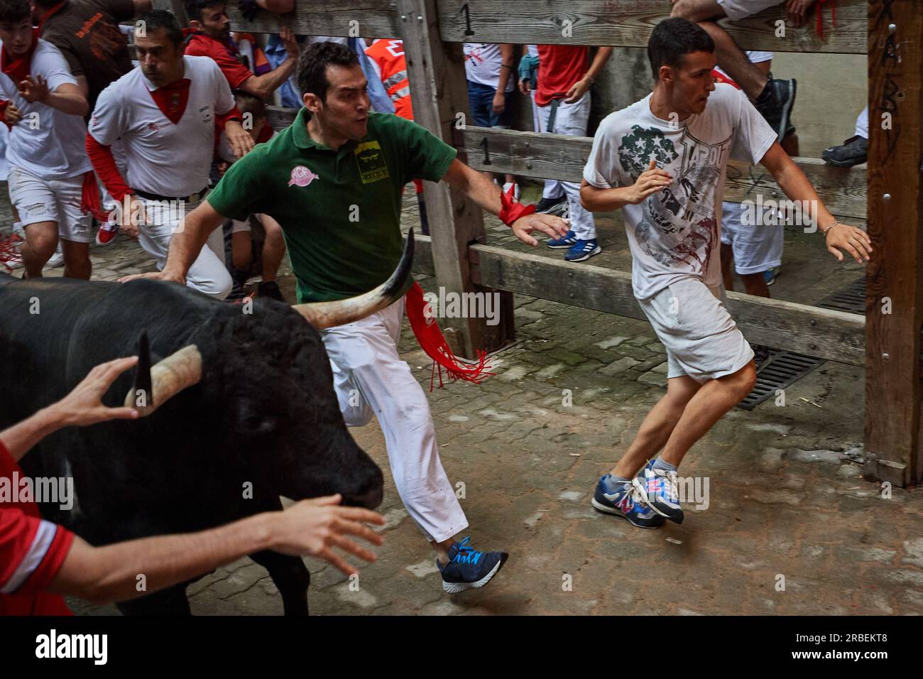 Pamplona, Spanien. 09. Juli 2023. Während der dritten Runde der Stiere der Feierlichkeiten von San Fermín 2023 laufen Läufer neben einem Stier von der Cebada Gago Ranch. Dritte Runde der Stiere der San-Fermín-Feierlichkeiten in Pamplona. Sechs Bullen von der Cebada Gago Ranch liefen den „Mozos“ in einem Stierkampf voraus, der zwei Minuten und vierzig Sekunden dauerte und über 800 Meter lang war. Credit: SOPA Images Limited/Alamy Live News Stockfoto