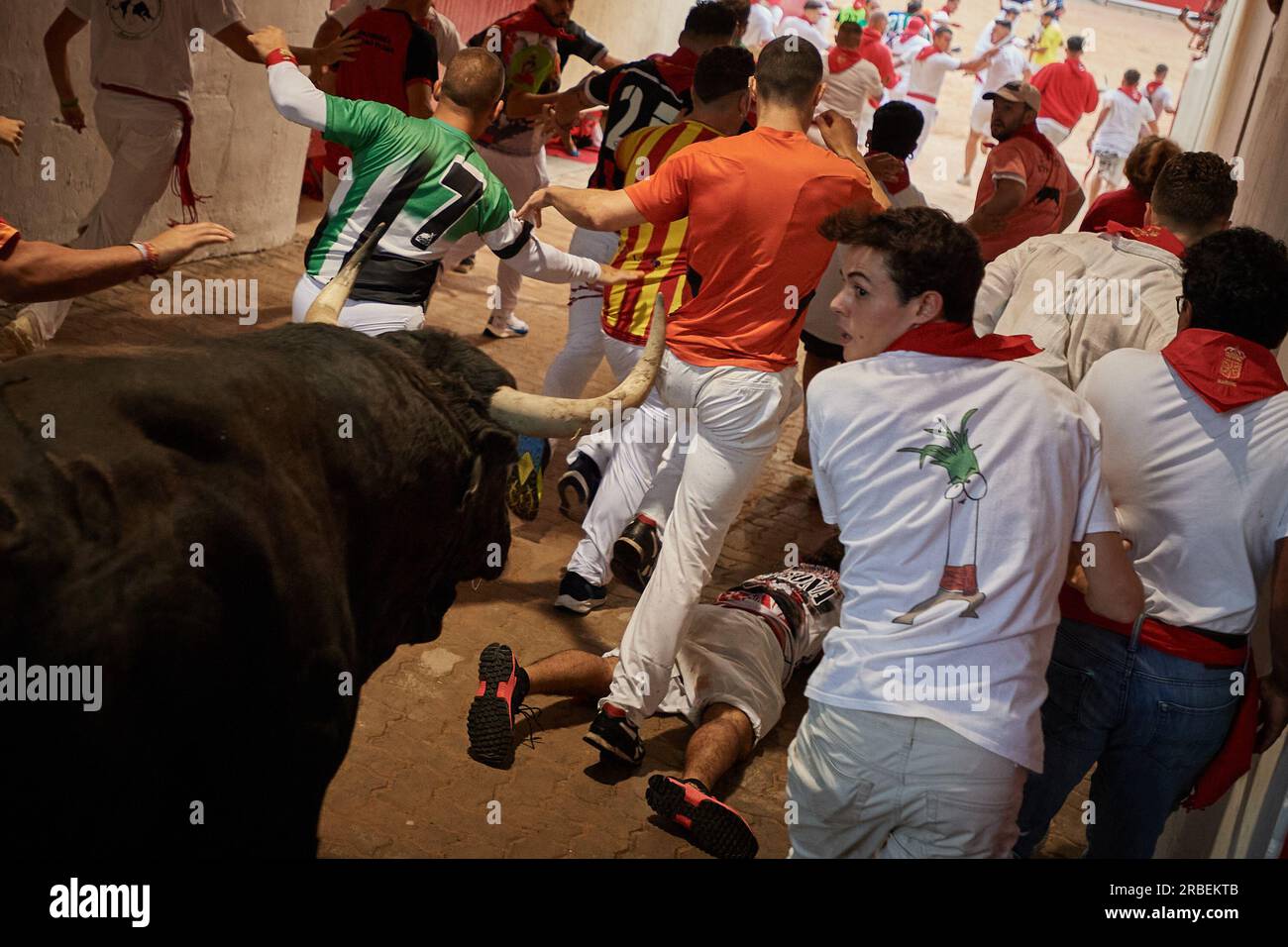 Pamplona, Spanien. 09. Juli 2023. Läufer Rennen während der dritten Runde der Stiere der San-Fermín-Feierlichkeiten 2023 vor einem Stier von der Cebada-Gago-Ranch. Dritte Runde der Stiere der San-Fermín-Feierlichkeiten in Pamplona. Sechs Bullen von der Cebada Gago Ranch liefen den „Mozos“ in einem Stierkampf voraus, der zwei Minuten und vierzig Sekunden dauerte und über 800 Meter lang war. Credit: SOPA Images Limited/Alamy Live News Stockfoto