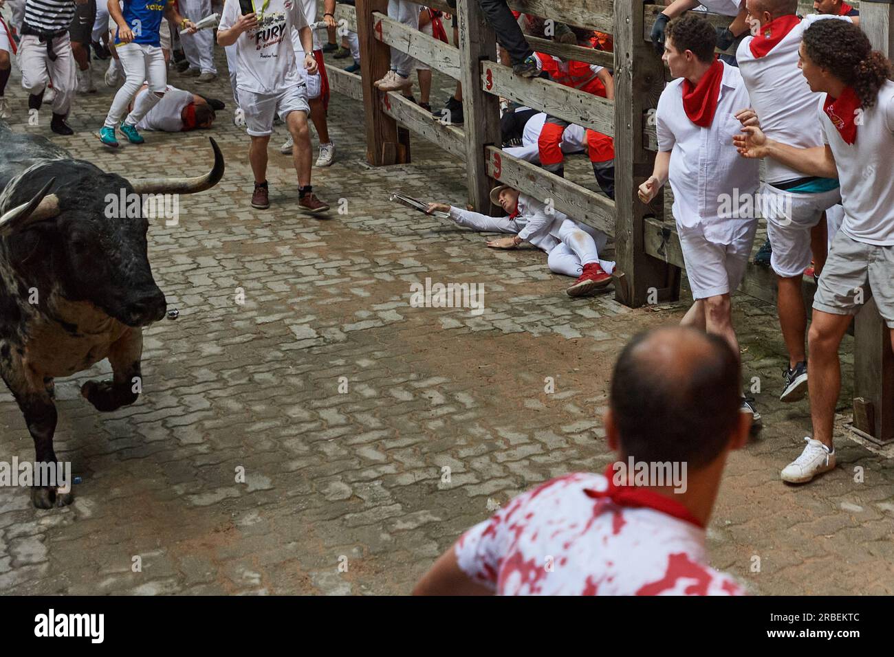 Pamplona, Spanien. 09. Juli 2023. Während der dritten Runde der Stiere der Feierlichkeiten von San Fermín 2023 Rennen die Menschen vor einem Stier von der Cebada Gago Ranch. Dritte Runde der Stiere der San-Fermín-Feierlichkeiten in Pamplona. Sechs Bullen von der Cebada Gago Ranch liefen den „Mozos“ in einem Stierkampf voraus, der zwei Minuten und vierzig Sekunden dauerte und über 800 Meter lang war. Credit: SOPA Images Limited/Alamy Live News Stockfoto