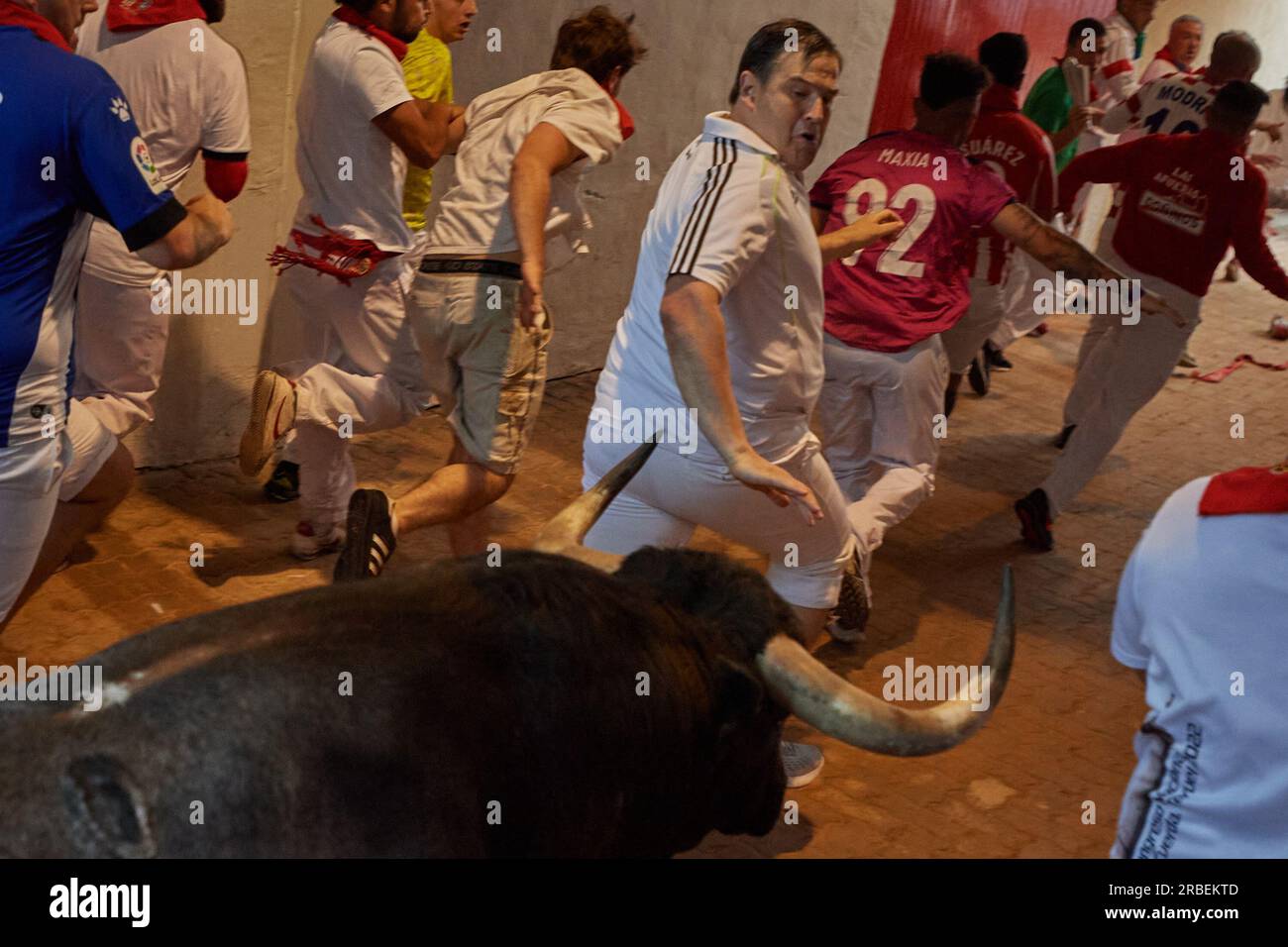 Pamplona, Spanien. 09. Juli 2023. Juan Pedro Lecuona läuft während der dritten Runde der Stiere der Feierlichkeiten von San Fermín 2023 vor einem 600 Kilo schweren Stier von der Cebada Gago Ranch. Dritte Runde der Stiere der San-Fermín-Feierlichkeiten in Pamplona. Sechs Bullen von der Cebada Gago Ranch liefen den „Mozos“ in einem Stierkampf voraus, der zwei Minuten und vierzig Sekunden dauerte und über 800 Meter lang war. Credit: SOPA Images Limited/Alamy Live News Stockfoto