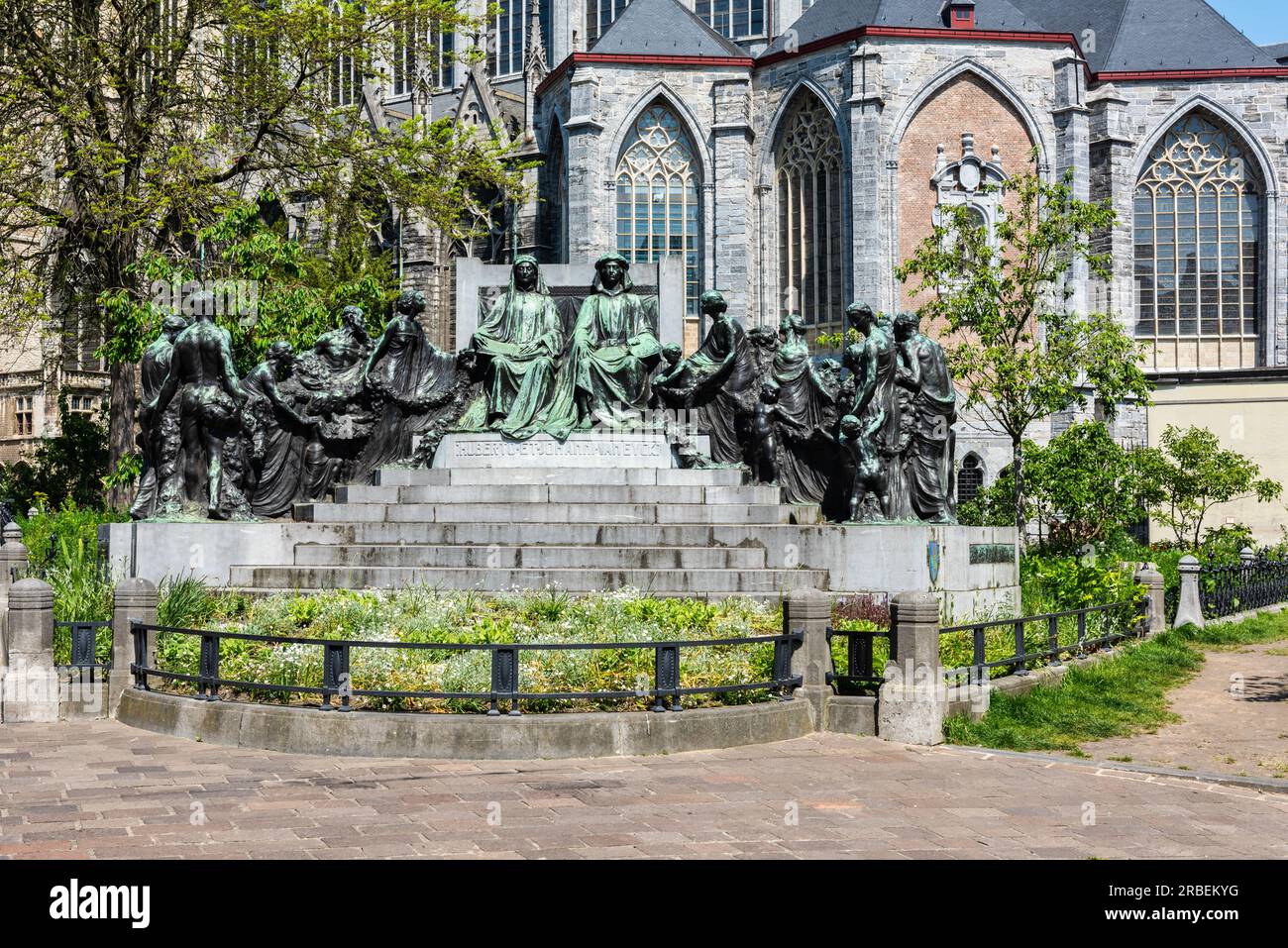 Statue außerhalb der Kathedrale Saint Bavos in Gent (Gent) in Belgien in Europa Stockfoto