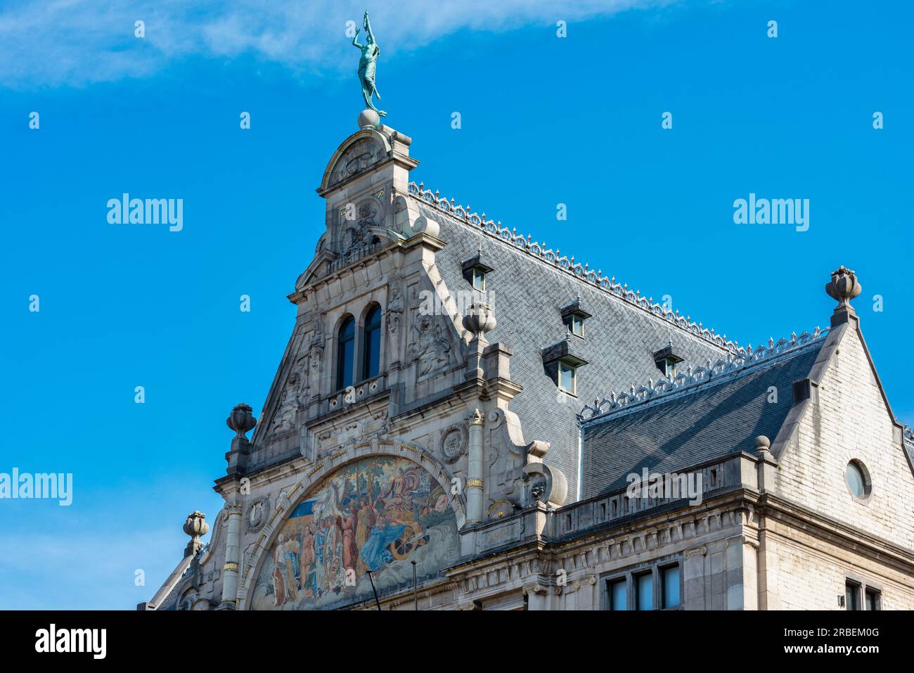 Eines der vielen schönen und kunstvoll verzierten Dächer in Gent (Gent) in Belgien, Europa Stockfoto