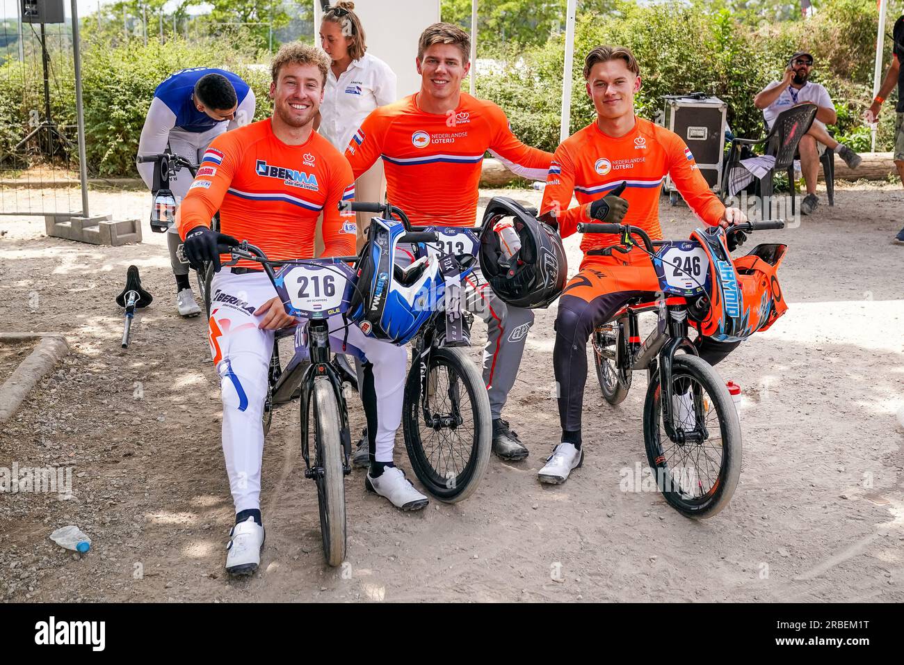 BESANCON, FRANKREICH - JULI 9: Jay Schippers aus den Niederlanden, Niek Kimmann aus den Niederlanden und Jaymio Brink aus den Niederlanden posieren vor der Teilnahme an den Qualifizierungen für die Mannschaftszeit am 3. Tag der UEC-BMX-Europameisterschaft 2023 beim Complexe sportif du Rosemont am 9. Juli; 2023 in Besancon, Frankreich (Foto: Rene Nijhuis/BSR Agency) Stockfoto