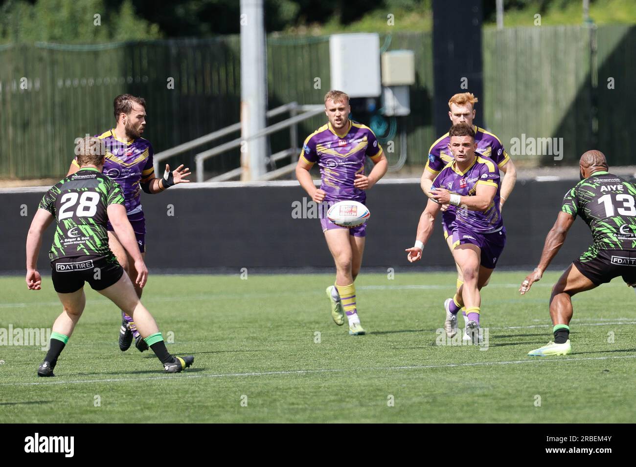 Newcastle, Großbritannien. 11. Juni 2023. Curtis Davies of Newcastle Thunder erhält am Sonntag, den 9. Juli 2023, während DES BETFRED Championship-Spiels zwischen Newcastle Thunder und Whitehaven RLFC im Kingston Park, Newcastle, eine Eintrittskarte für die Jay Chapelhow von Newcastle Thunder. (Foto: Chris Lishman | MI News) Kredit: MI News & Sport /Alamy Live News Stockfoto