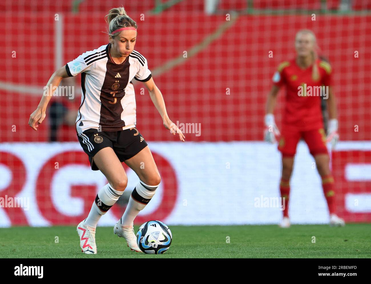 07. Juli 2023, Bayern, Fürth: Fußball, Frauen: Internationale Spiele, Deutschland - Sambia im Sportpark Ronhof Thomas Sommer. Marina Hegering aus Deutschland spielt den Ball. Foto: Daniel Karmann/dpa Stockfoto