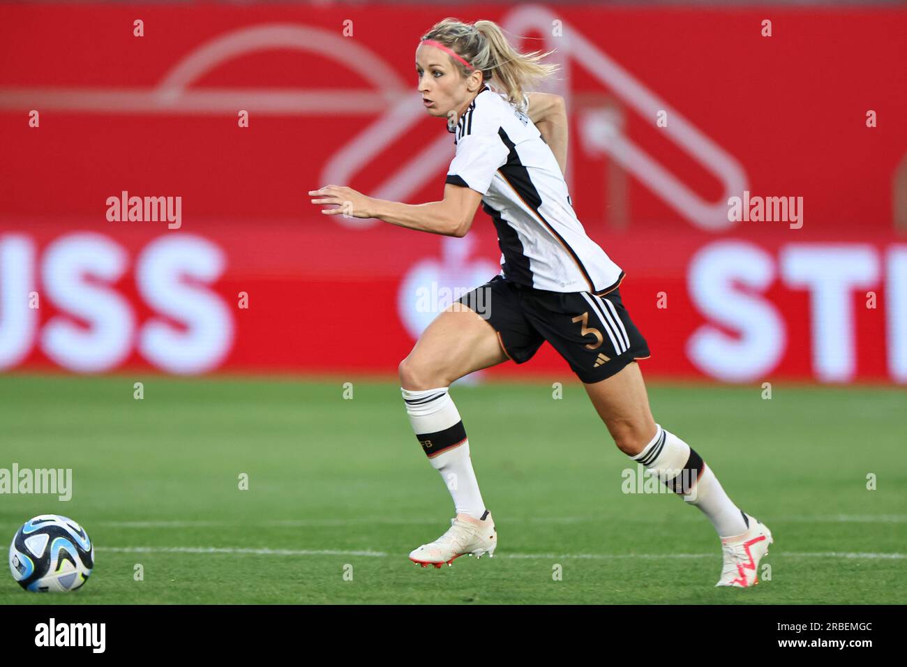 07. Juli 2023, Bayern, Fürth: Fußball, Frauen: Internationale Spiele, Deutschland - Sambia im Sportpark Ronhof Thomas Sommer. Kathrin Hendrich aus Deutschland spielt den Ball. Foto: Daniel Karmann/dpa Stockfoto